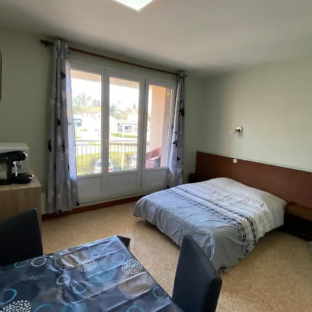 Les Meubles De La Beatrice דירה בורבון-לה-בה